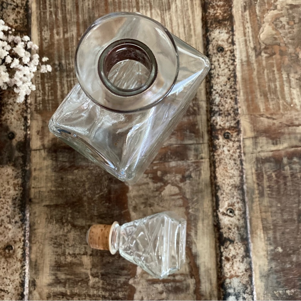 Mid-Century Glass Decanter with Diamond Pattern - Picture 9 of 14